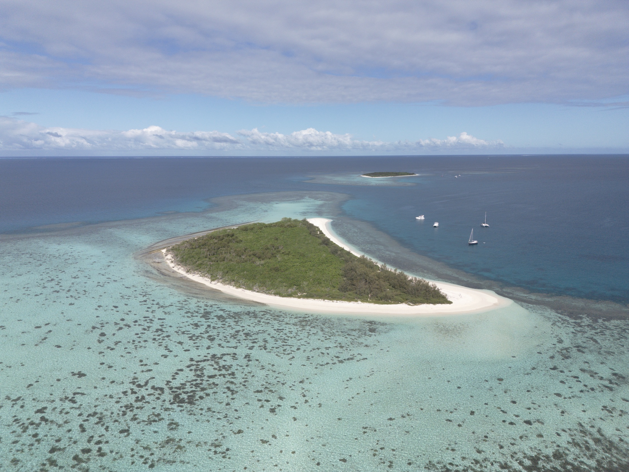 Récif corallien et eaux turquoise du lagon de Nouvelle-Calédonie vus du ciel
